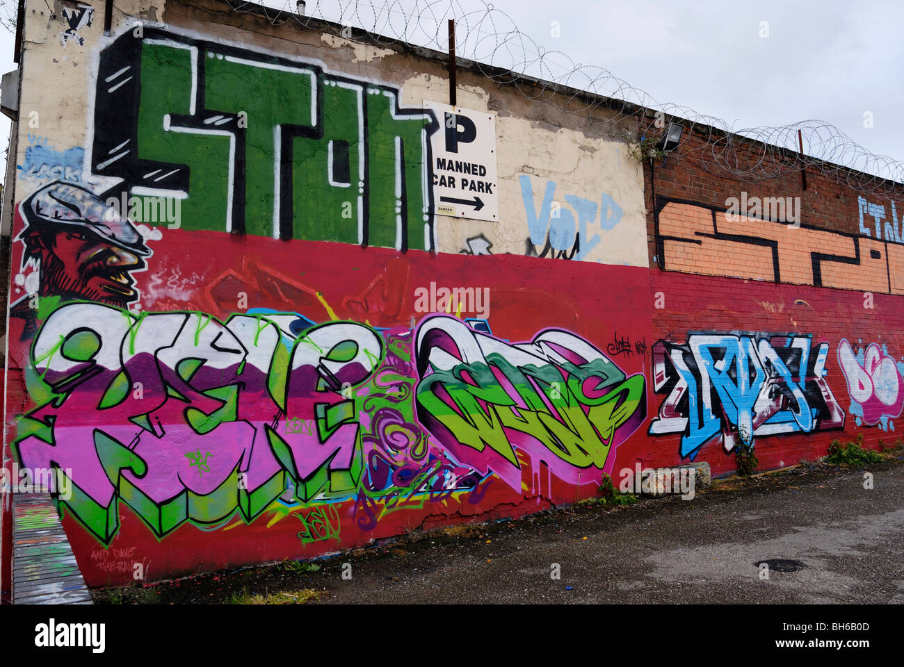 Graffiti an verfallenen Gebäuden und Mauern in Liverpool in der Nähe von Liverpool Kunsthochschulen. Stockfoto