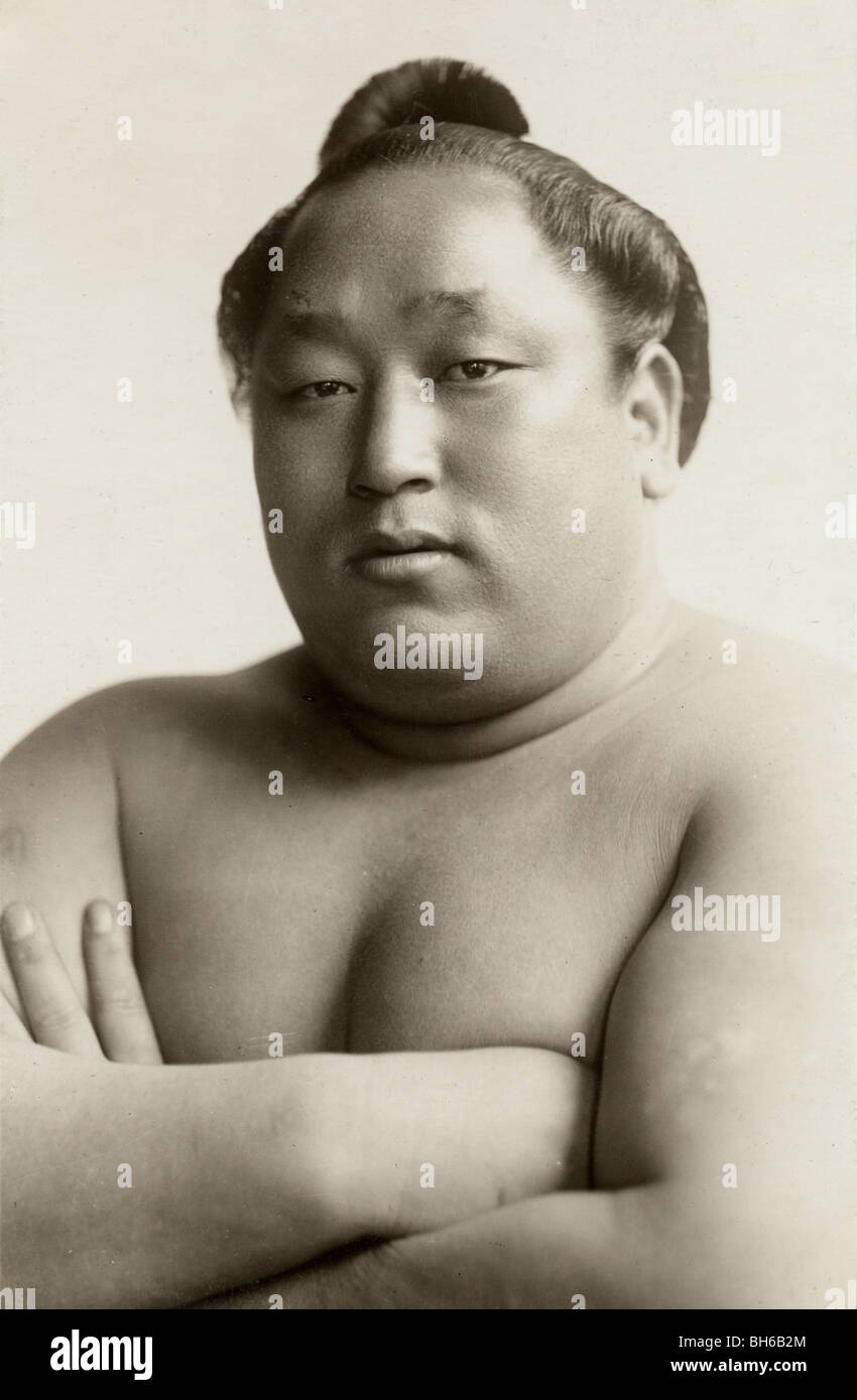 Große japanische Sumo-Ringer mit verschränkten Armen Stockfoto