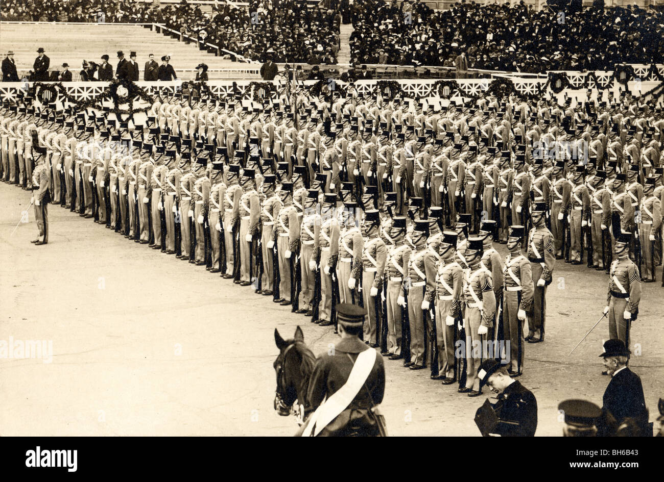 Militärische Formation in Dress Uniform auf die Überprüfung Stand Stockfoto