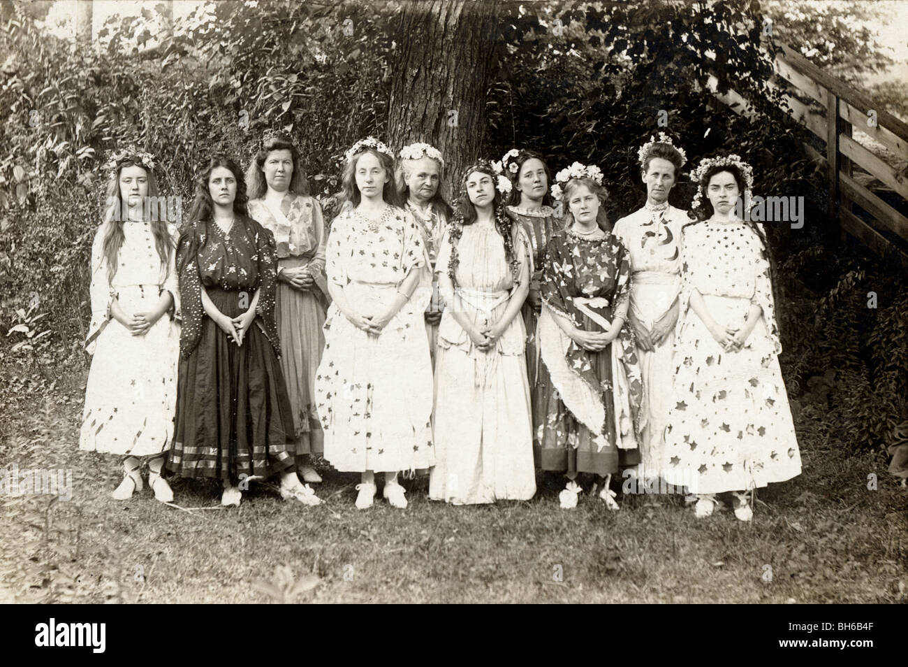 Zehn Frauen in Sterne unter dem Motto Kostüme Stockfoto