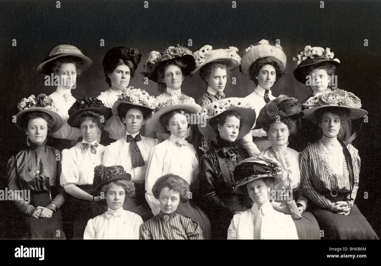 Siebzehn 17 Frauen in modischen Hüte Stockfoto