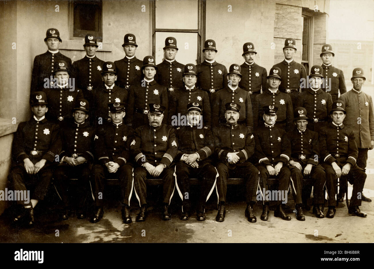 Sechsundzwanzig Polizisten Gruppe Portrait Stockfoto