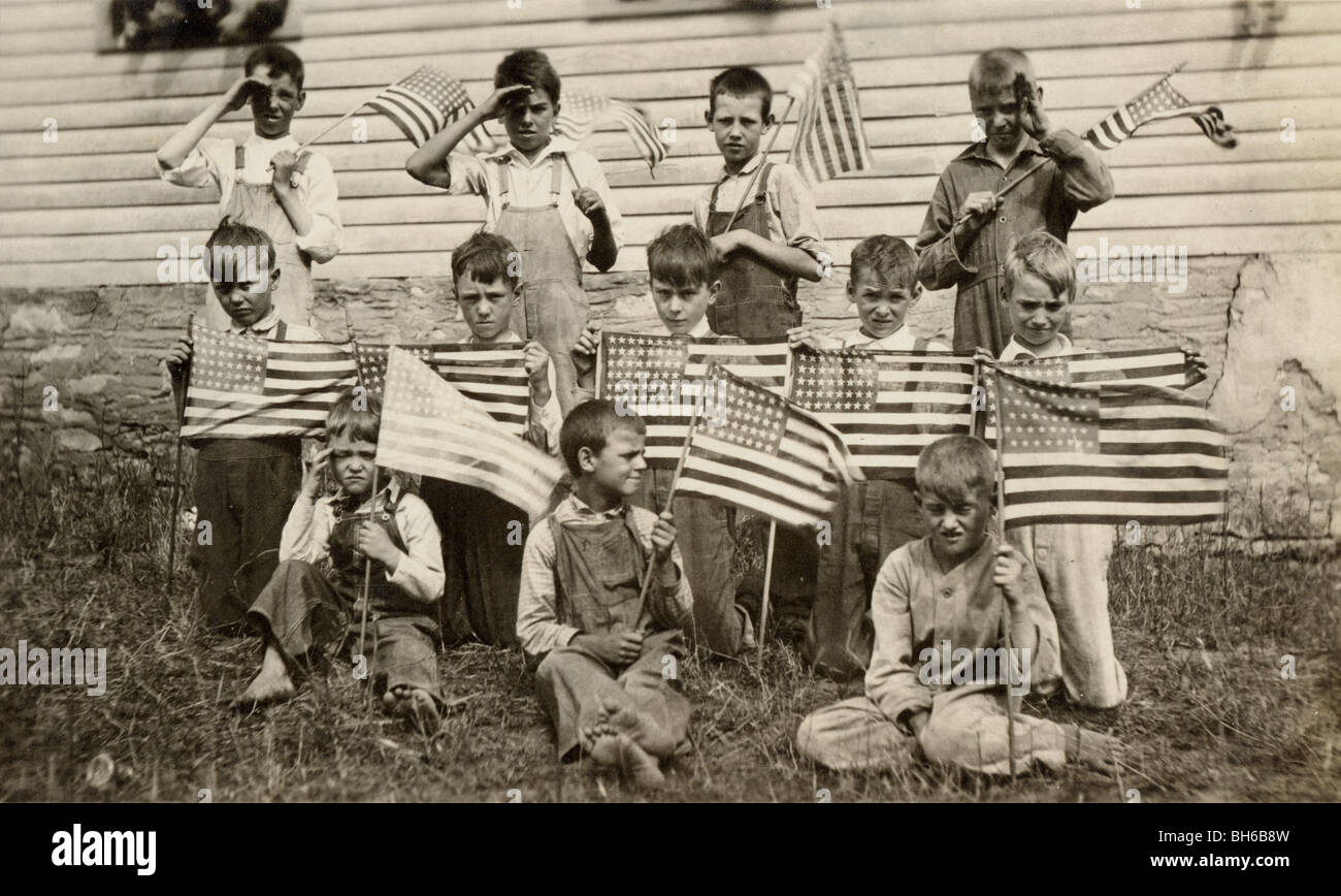 Ein Dutzend patriotische kleine Jungs mit US-Flaggen Stockfoto