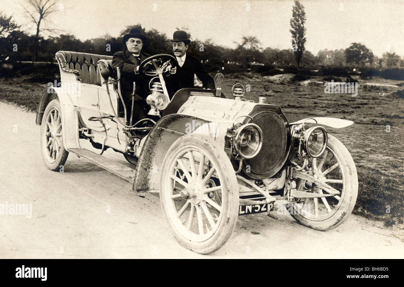 Zwei ausgezeichnete Männer große Tourenwagen fahren Stockfoto