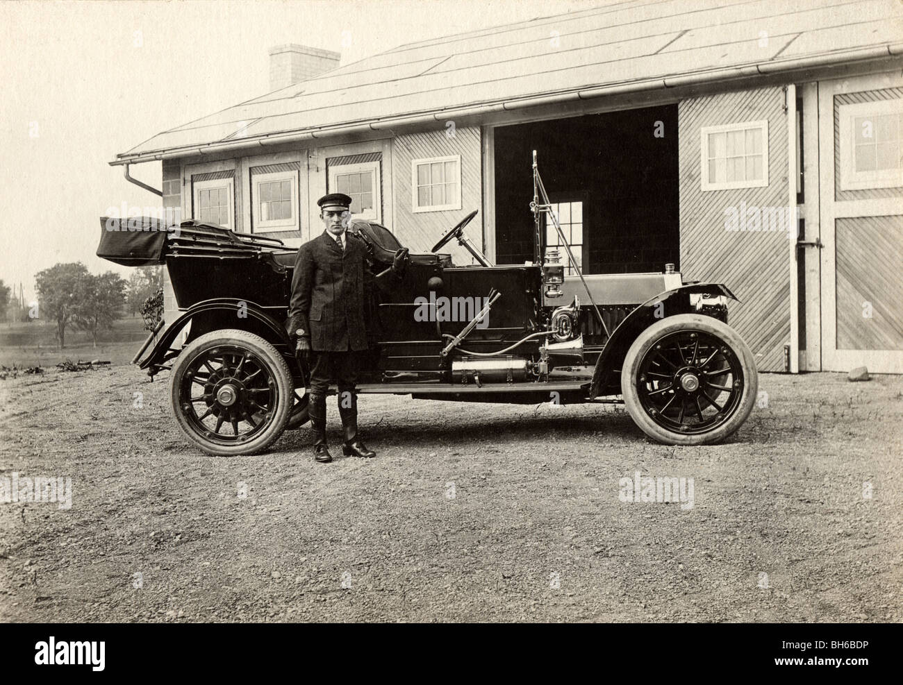 Chauffeur mit Tourenwagen Estate Garage Stockfoto