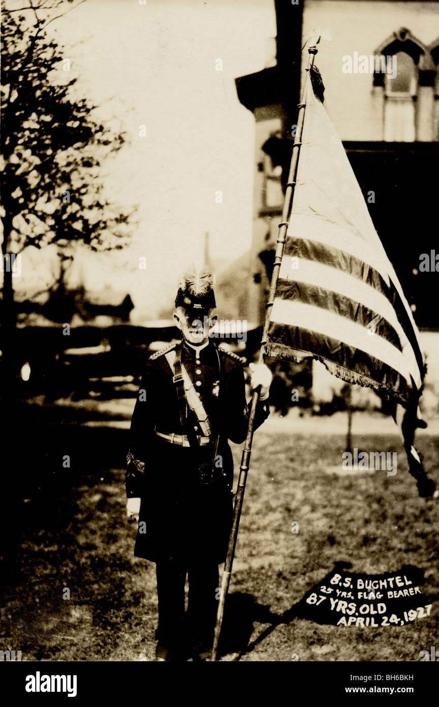 Patriotische 87 jährigen Bürgerkrieg Veteran Fahnenträger Stockfoto