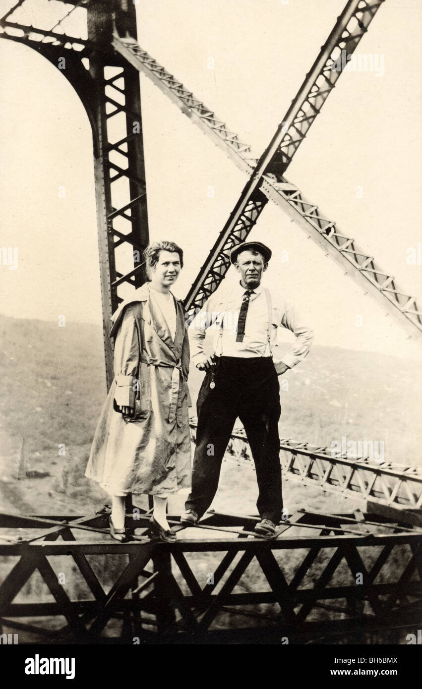 Waghalsige paar stehend auf Brückenpfeilers Stockfoto