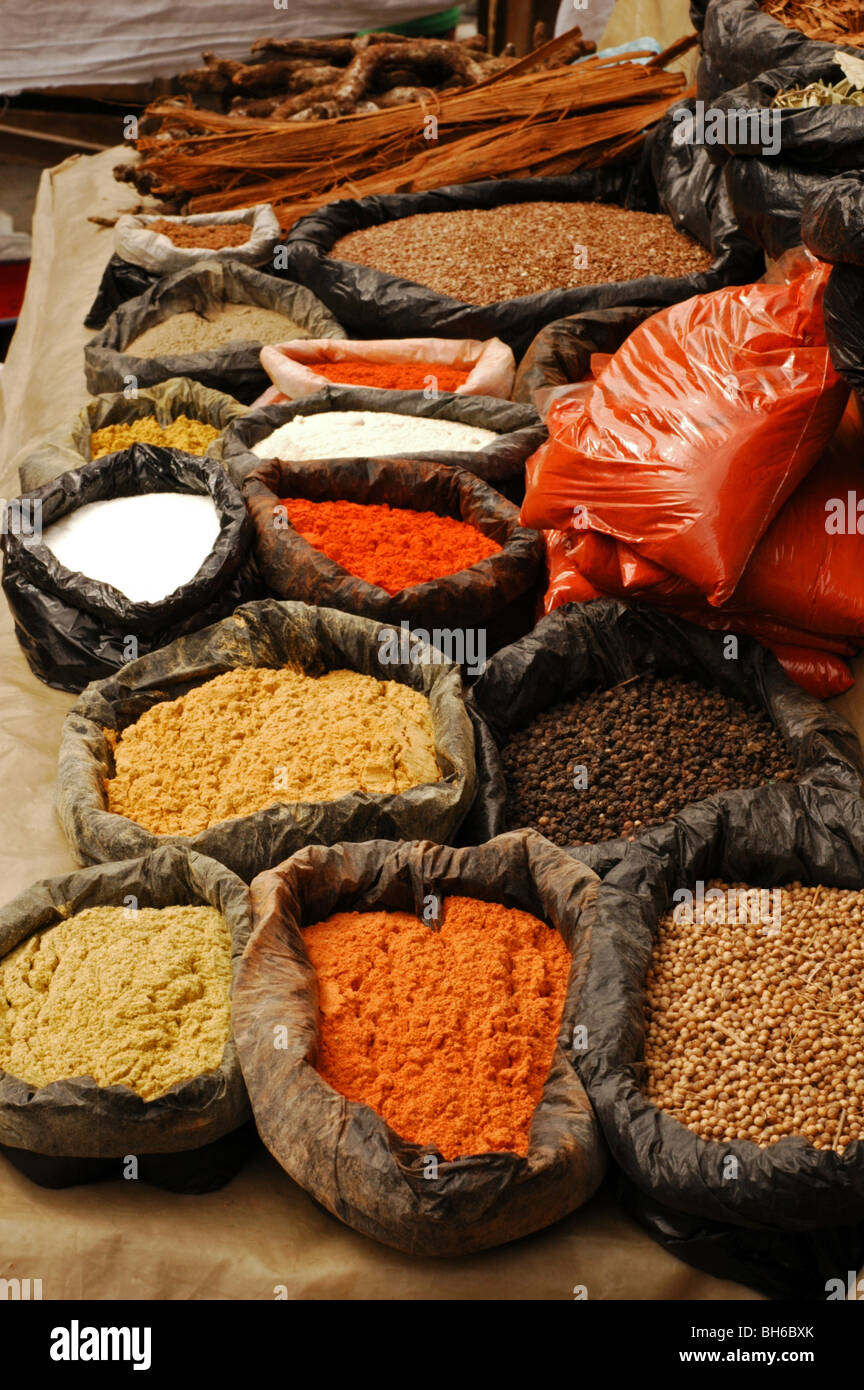 Ecuador, Otavalo, Säcke mit bunten roten und braunen Gewürzen und Wurzeln für lokale Medizin im Bereich Essen auf einem Markt Stockfoto