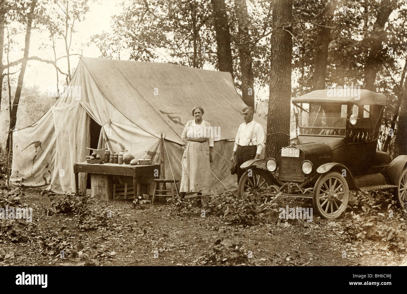 Älteres Ehepaar mit alten Auto Camping Stockfoto