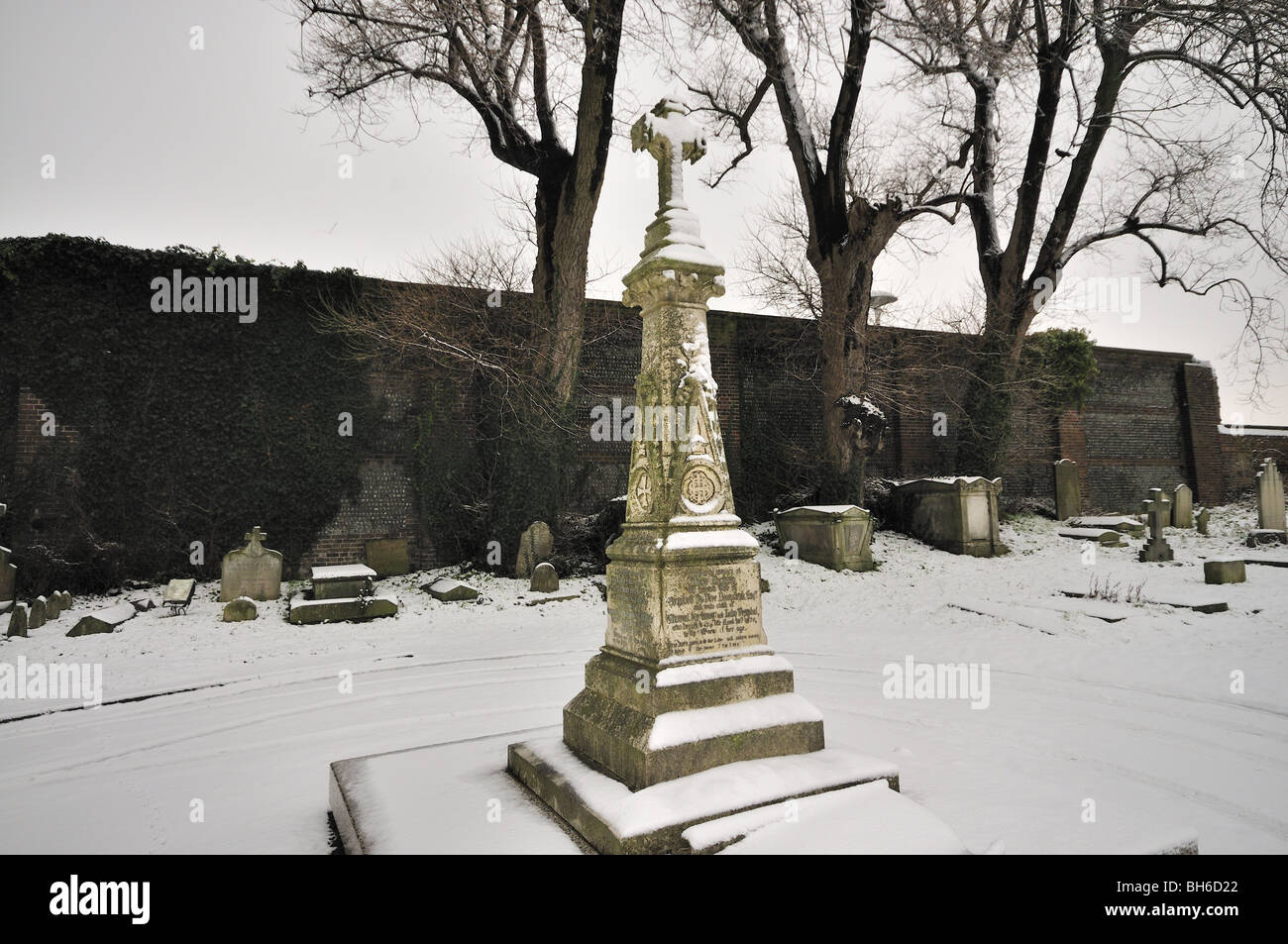 Victoria-Familie Plot Zier-Kreuz, Internierung, Friedhof, Schnee, Winter, Stockfoto