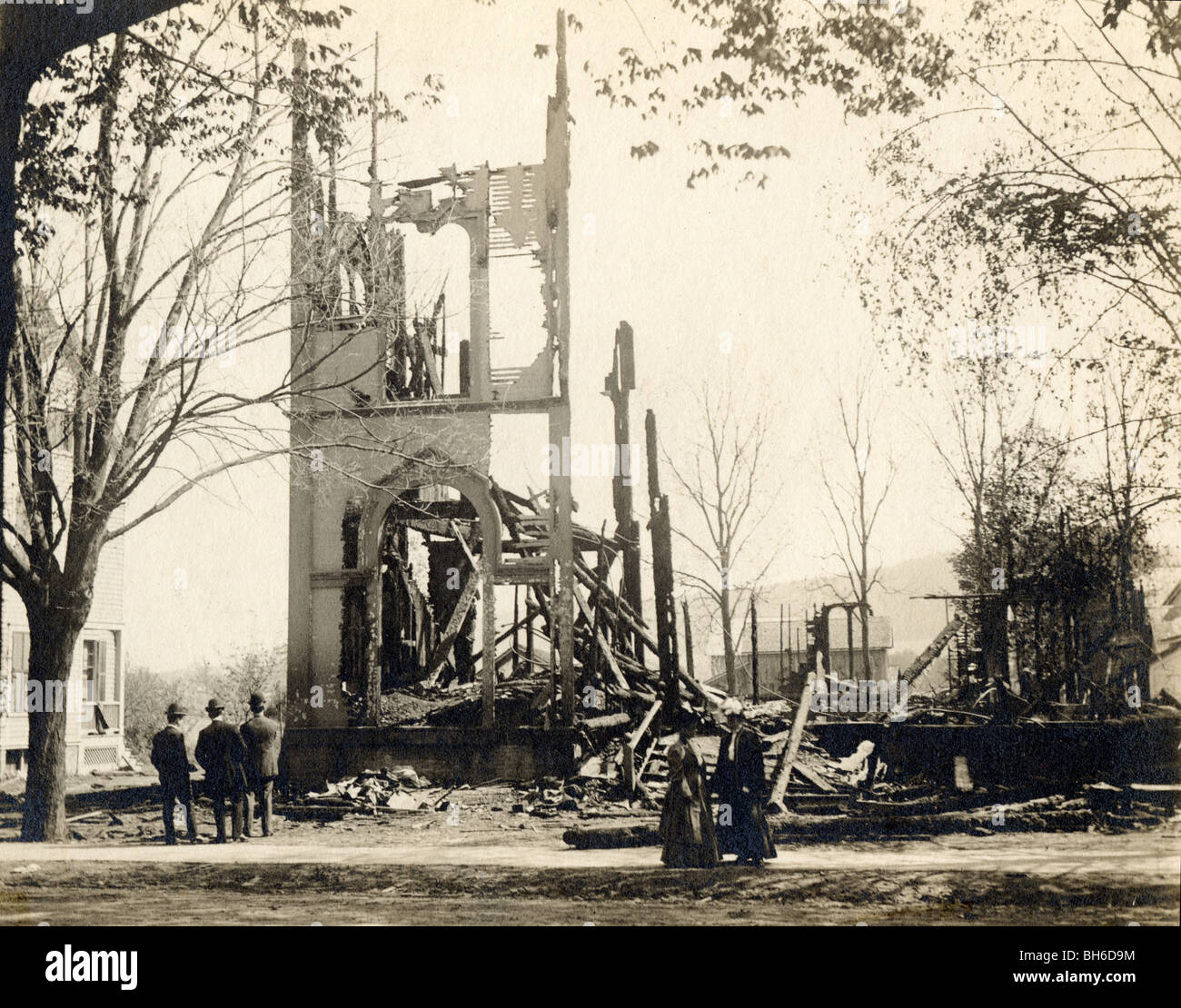 Ruinen des Feuers zerstört Kirchturm Stockfoto