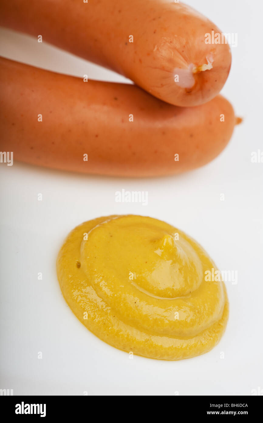 ein paar Würstchen auf einem weißen Teller Stockfoto