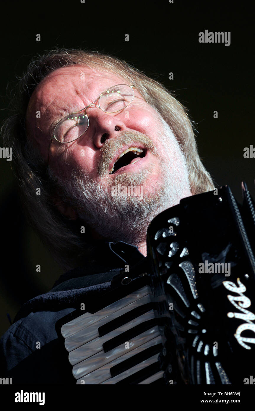 ABBA Ex-Frontmann Andersson mit seiner neuen Band spielen Stockfoto
