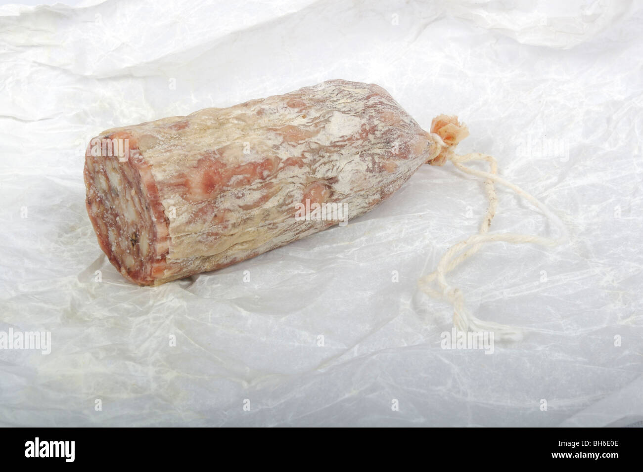 italienische Salami auf weiße Verpackung Stockfoto