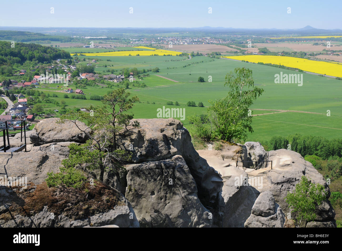 Blick von der Spitze der Drabske Svetnicky - rock Burg 4 km nordöstlich von Mnichovo Hradiště. Stockfoto