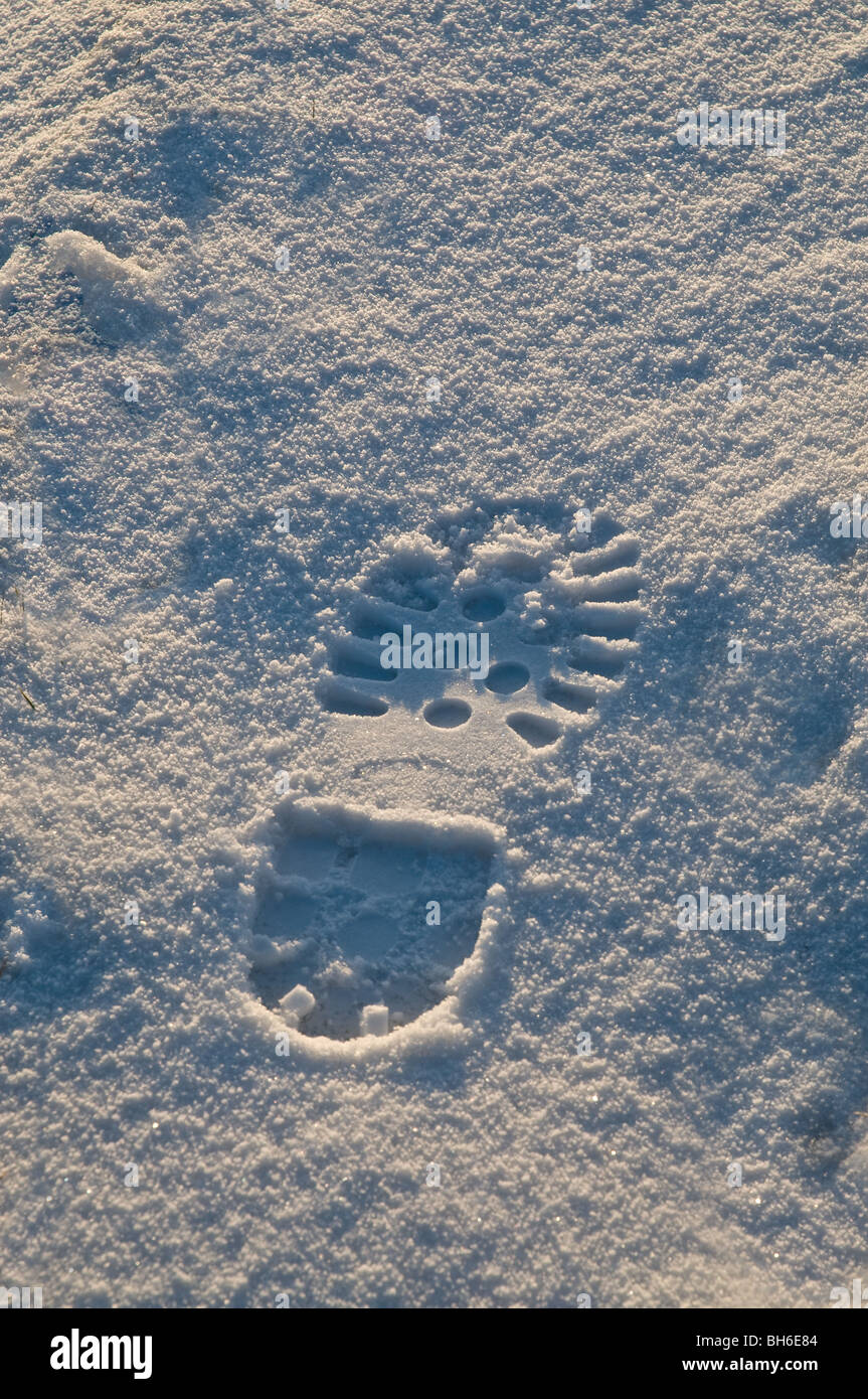 dh SCHNEE HINTERGRUND Walking Boot Fuß drucken in Schnee-Fußabdruck Schuhmarke druckt Schritt Stockfoto