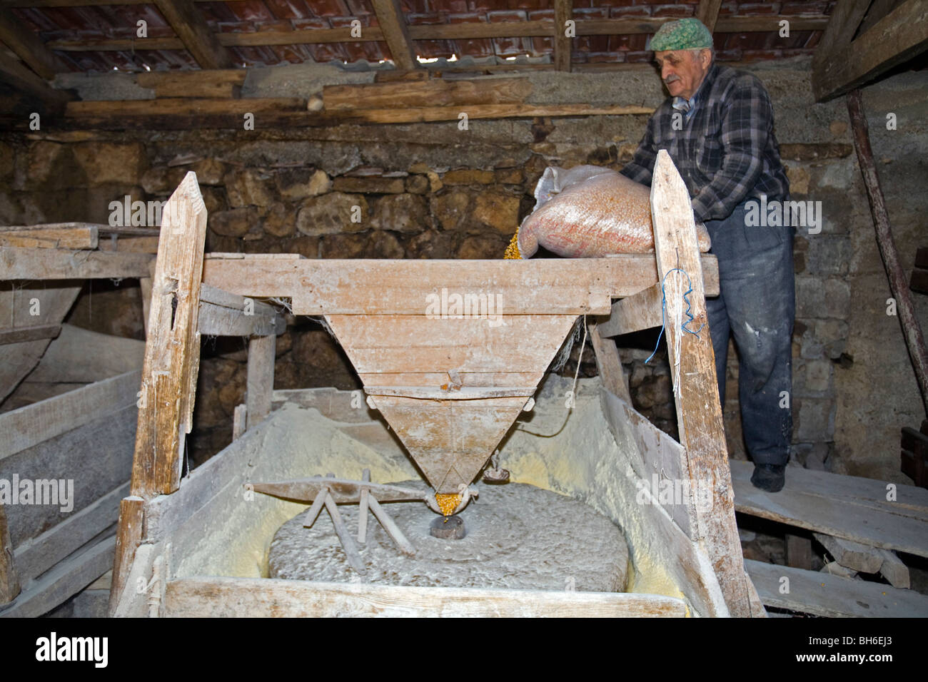 Traditioneller Getreidemühle Schleifen mit Mühlstein Posof Ardahan Türkei Stockfoto