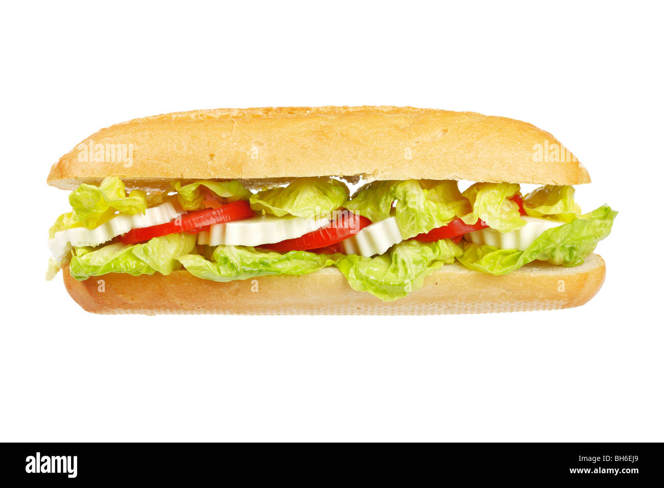 Ein Baguette-Sandwich mit Salat, Tomaten und Käse. Geringe Schärfentiefe Stockfoto