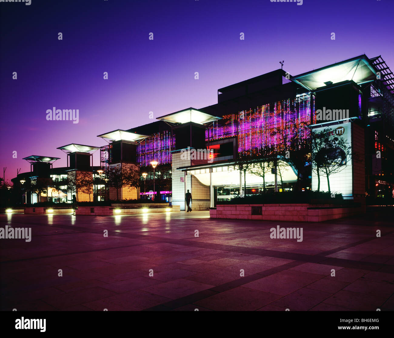 Abenddämmerung am Millennium Square am Harbourside in der Stadt Bristol, England. Stockfoto