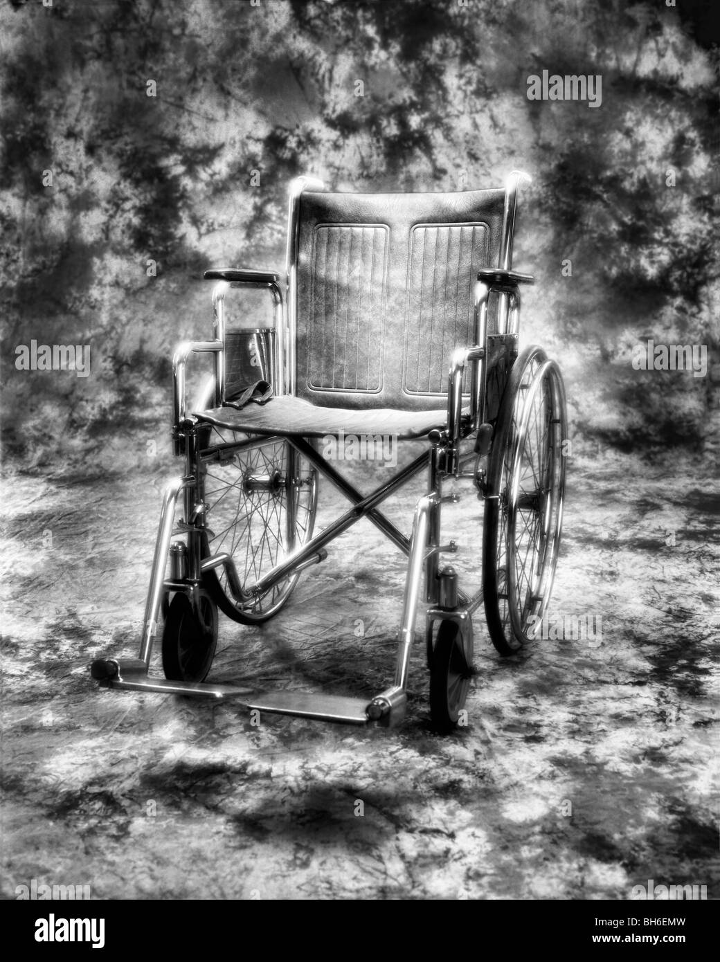 Eine dramatische und unheimliche Schuß eines leeren Rollstuhl, diese auf Infrarot schwarz-weiß Film gedreht wurde Stockfoto