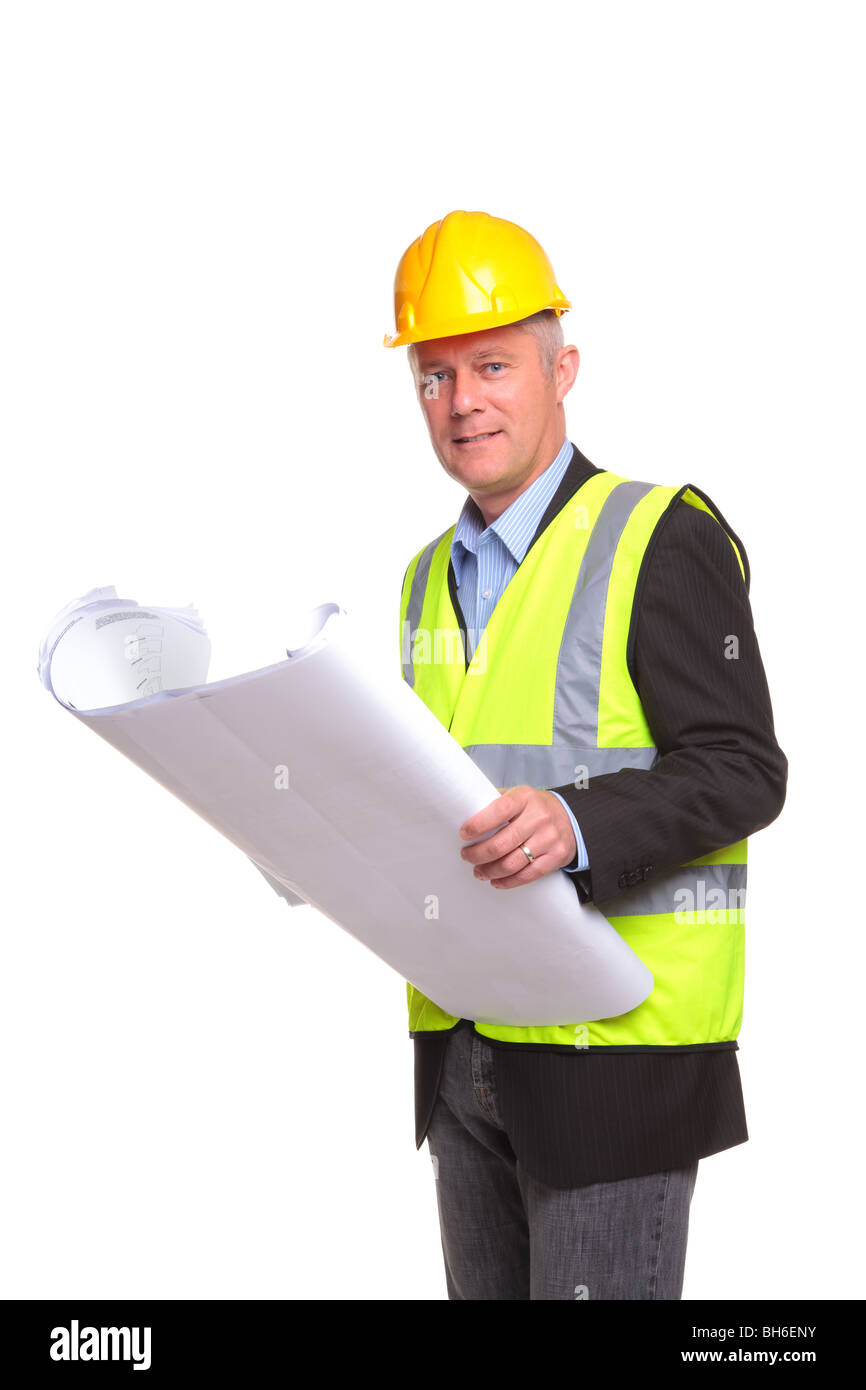 Bauunternehmer tragen von Sicherheitskleidung halten einige Blaupausen, isoliert auf einem weißen Hintergrund. Stockfoto