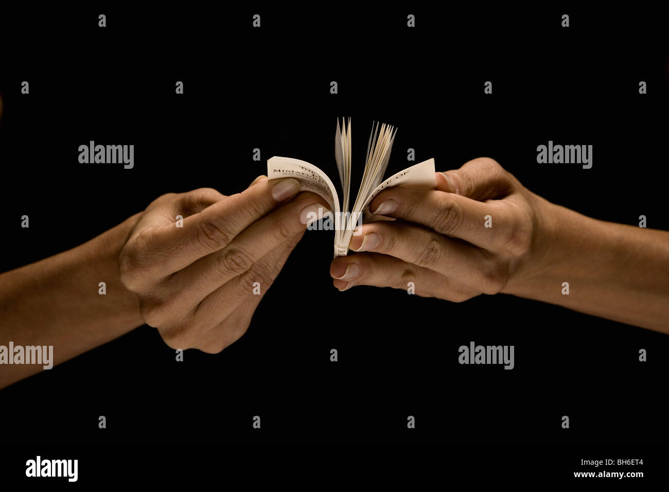 Hände, die kleine Buch zu lesen Stockfoto