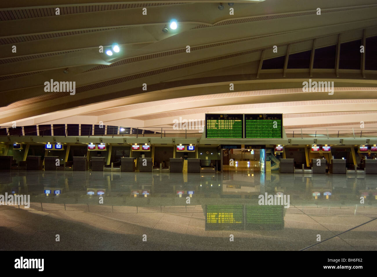 Einen leeren Flughafen Halle mit Check-in Schalter.  Bilbao, Spanien Stockfoto