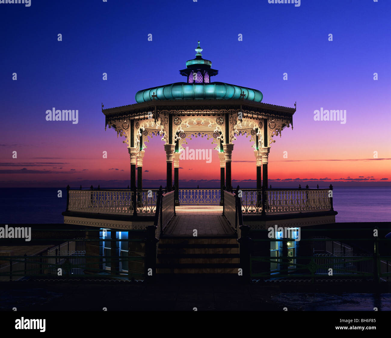 Viktorianische Unterkunft direkt an der Strandpromenade, Brighton und Hove, East Sussex. Tierheim, erbaut im Jahre 1884, wurde 2009 restauriert. Stockfoto