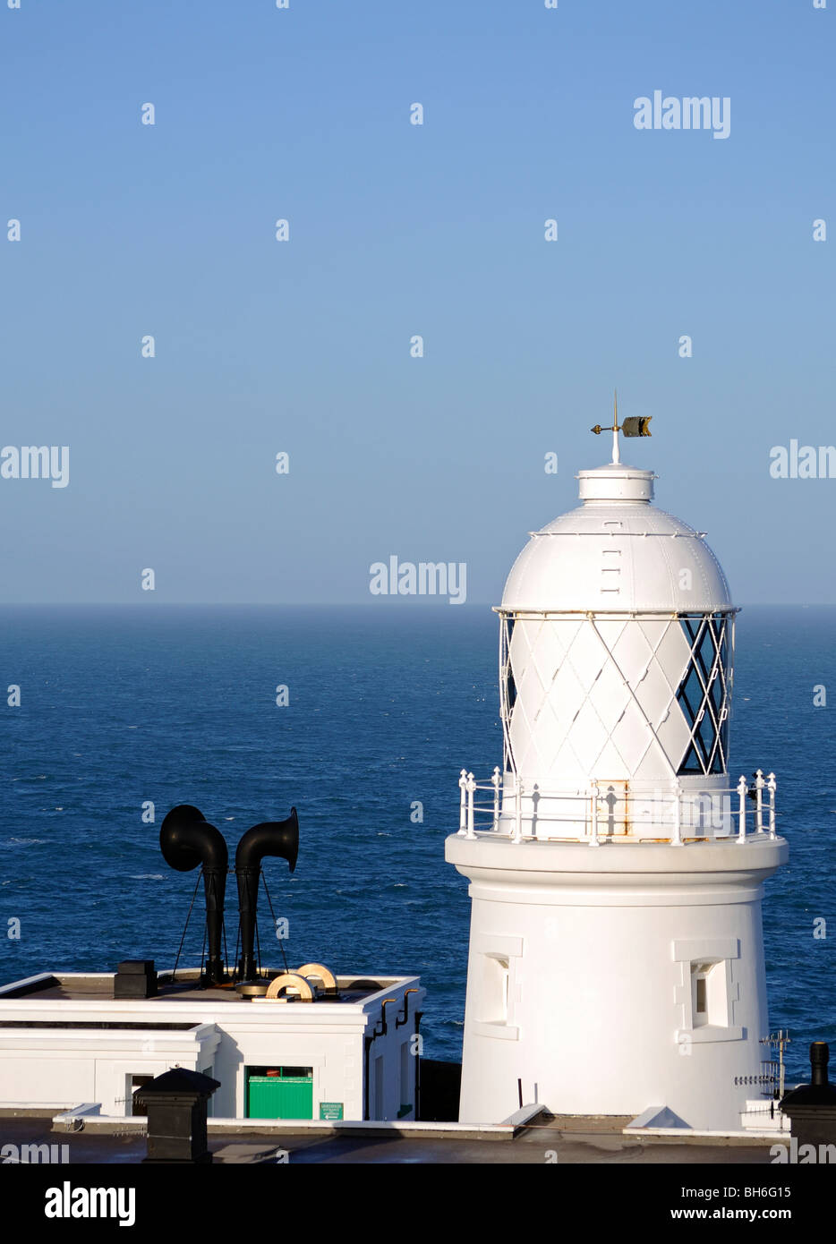 "Pendeen Watch" Leuchtturm Ovelooks den Atlantischen Ozean vor Penwith in Cornwall, Großbritannien Stockfoto