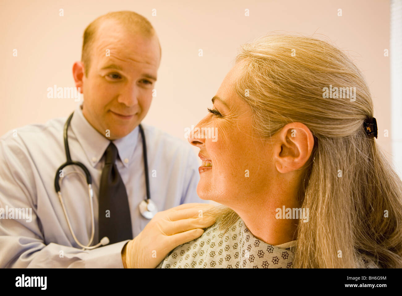 Ältere Patienten mit Arzt Stockfoto