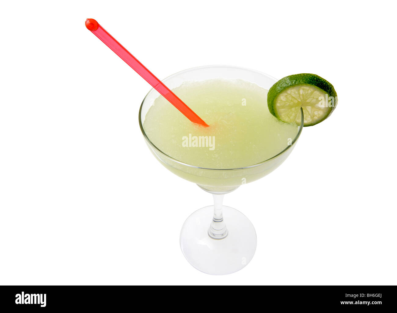 Margarita Mischgetränk mit Limettenscheibe garnieren auf weißem Hintergrund Stockfoto