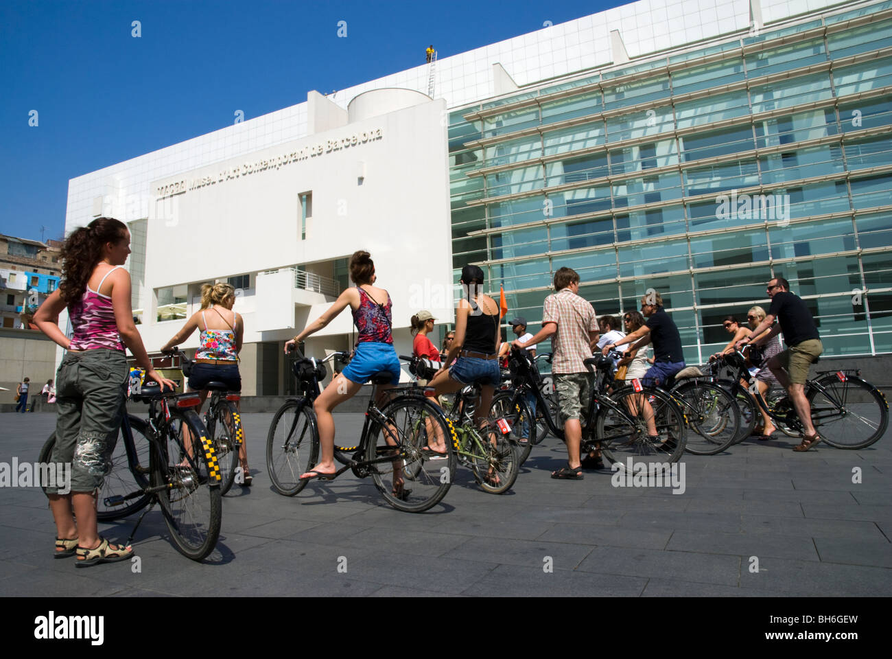 Junge Touristen in eine Radtour vor das MACBA (Museu d ' Art Contemporani de Barcelona). Barcelona, Katalonien. Spanien. Stockfoto