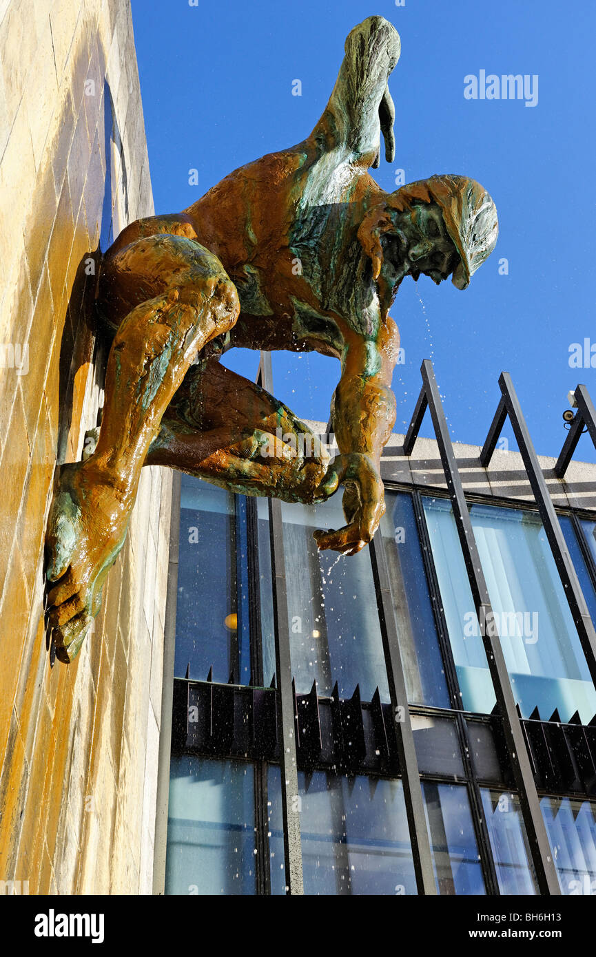 Eine Bronze-Skulptur des Flussgottes Tyne von David Wynne wird auf einer Außenwand von Newcastle-upon-Tyne Civic Centre montiert. Stockfoto