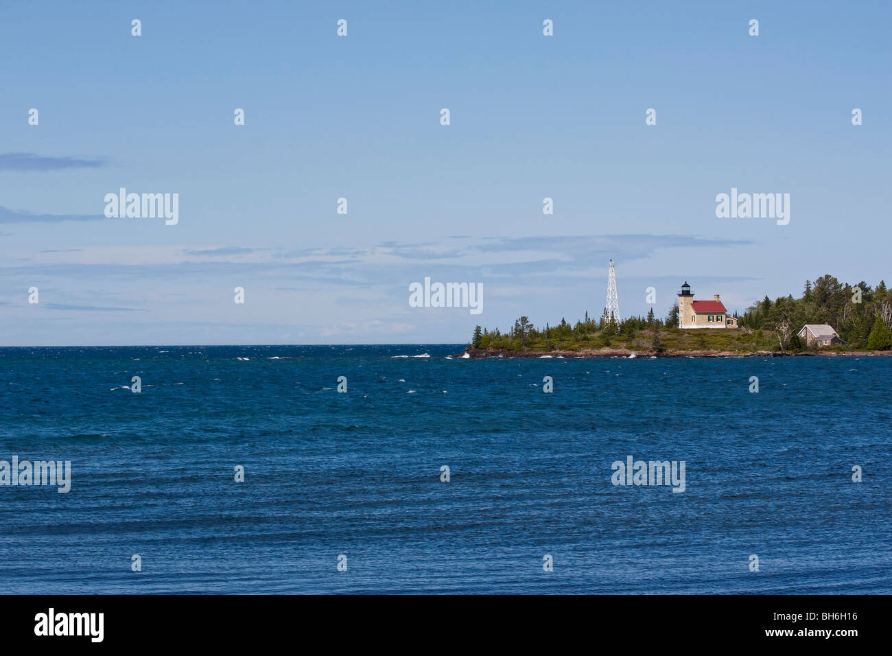 Amerikanisches historisches Wahrzeichen Lighthouse Copper Harbor in Michigan MI USA US Lake Superior Great Lakes wunderschöne Wasserlandschaft Niemand horizontal Hi-res Stockfoto