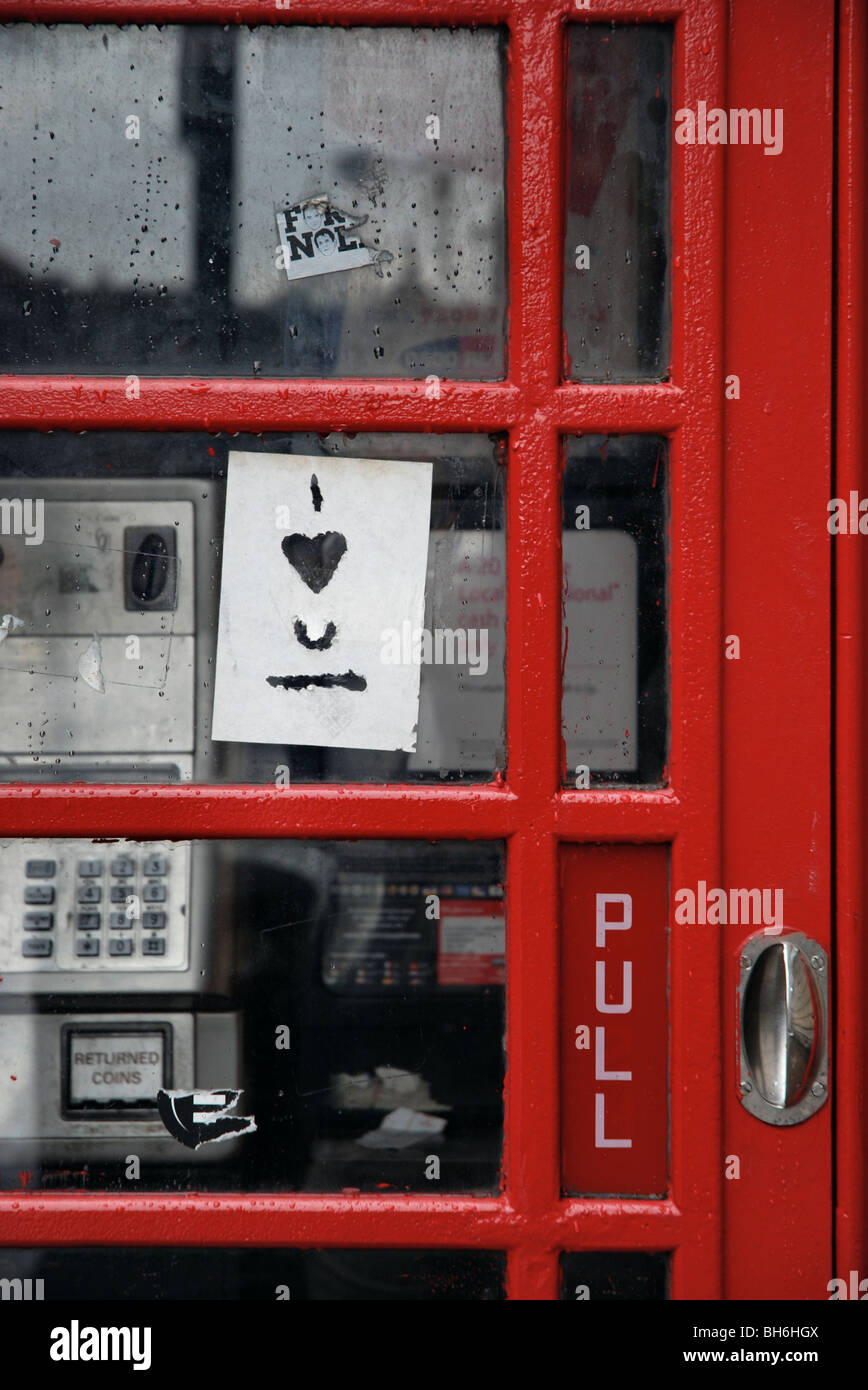 I Herz U Papier Graffiti auf eine rote Telefonzelle Stockfoto
