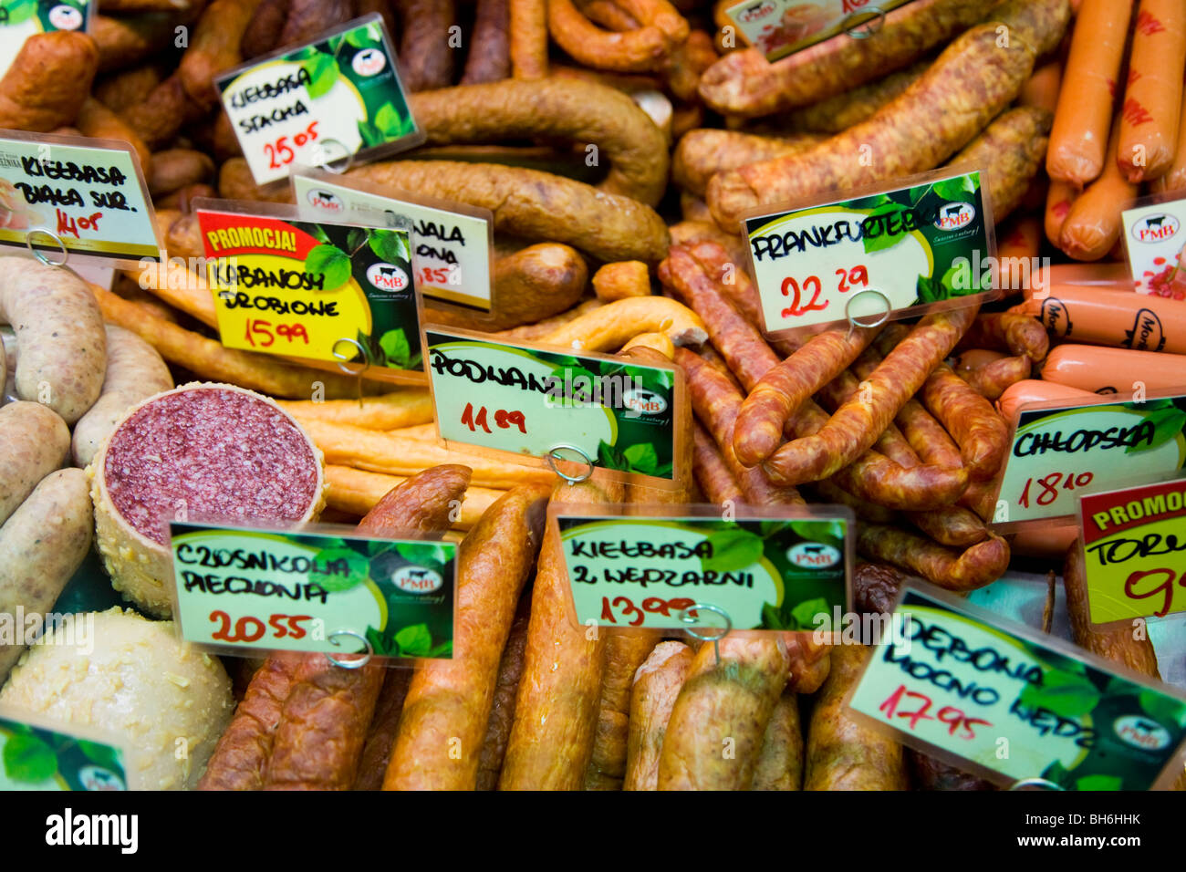 Polnische Wurst und gekochtes Fleisch / Fleisch in einem Kühler Schrank in Gleiwitz, Oberschlesien, Polen. Stockfoto