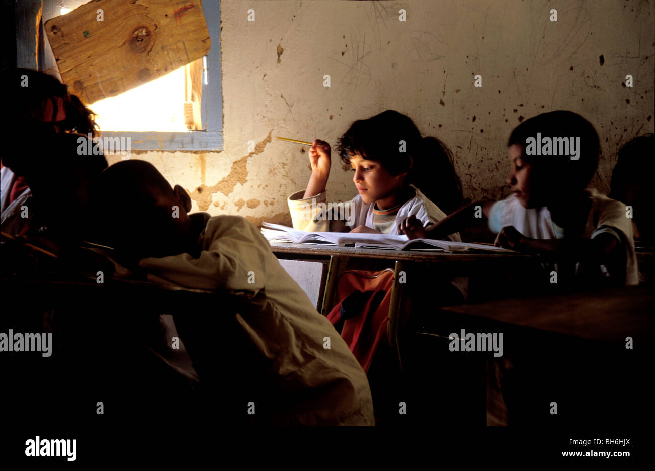 Zafia Mustafa Mohamed, ein 6 Jahre altes saharauische Mädchen während ihres Unterrichts an der Awserd-Grundschule in den Flüchtlingslagern von Tindouf (Algerien). Stockfoto