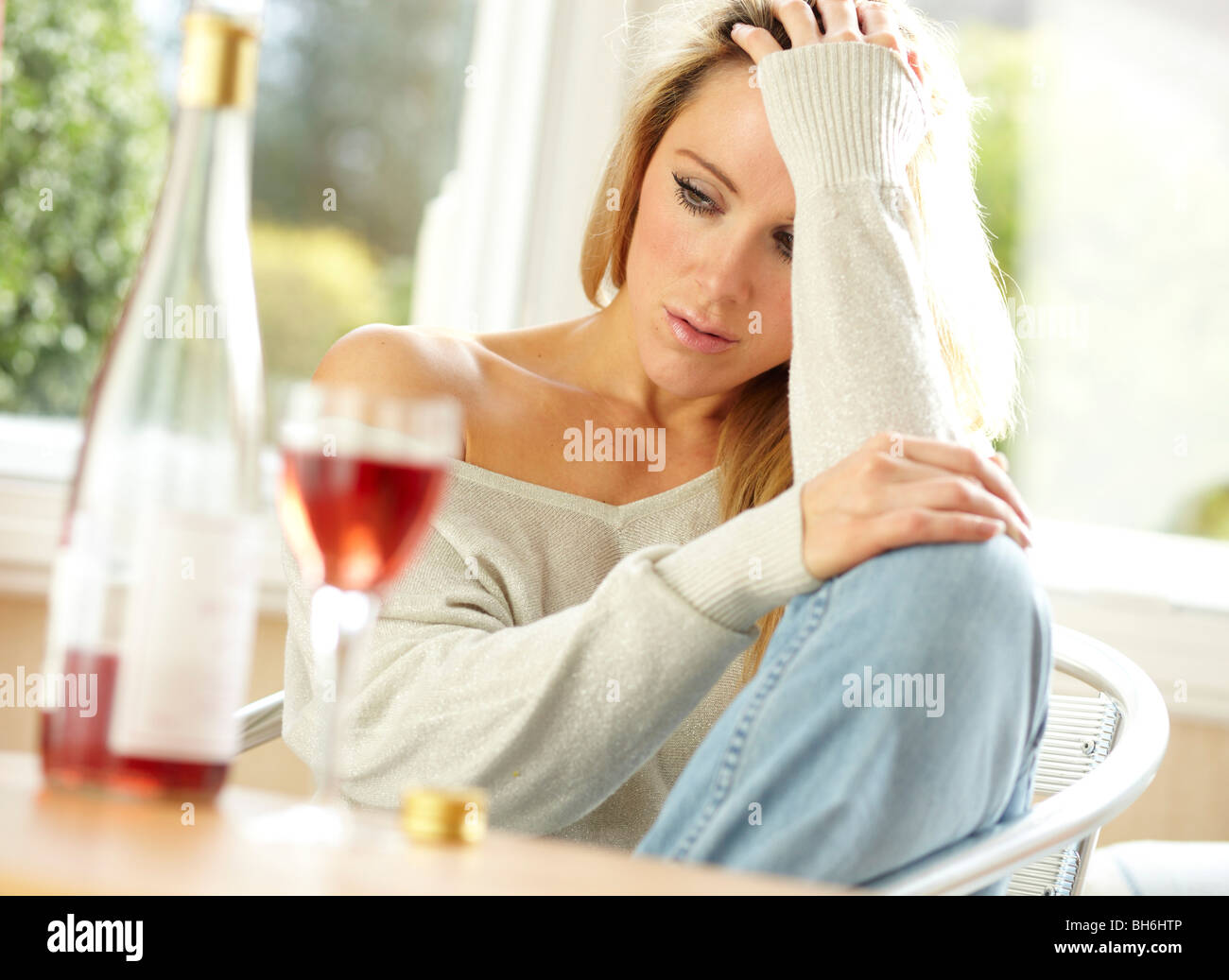 Frau trinkt Wein Stockfoto