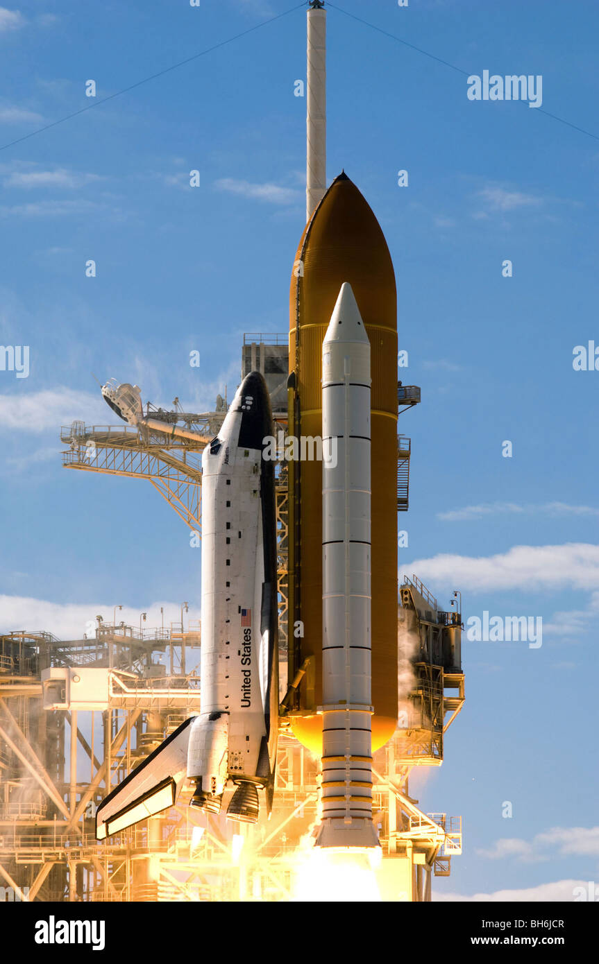 Space Shuttle Atlantis hebt sich ab von der Startrampe am Kennedy Space Center, Florida. Stockfoto