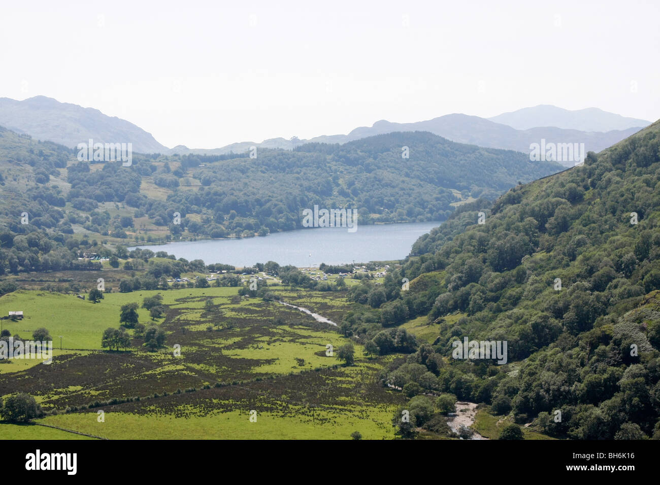 Ein Blick auf Llyn Gwynant von Nant Cynnyd von Snowdon oder Yr Wyddfa, Wales, UK. Stockfoto