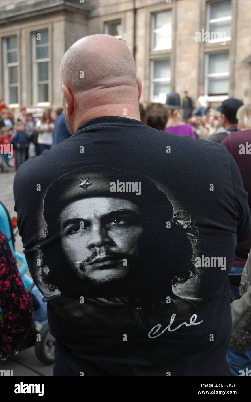 Die Rückansicht ein glatzköpfiger Mann mit einem Che Guevara t-shirt Stockfoto