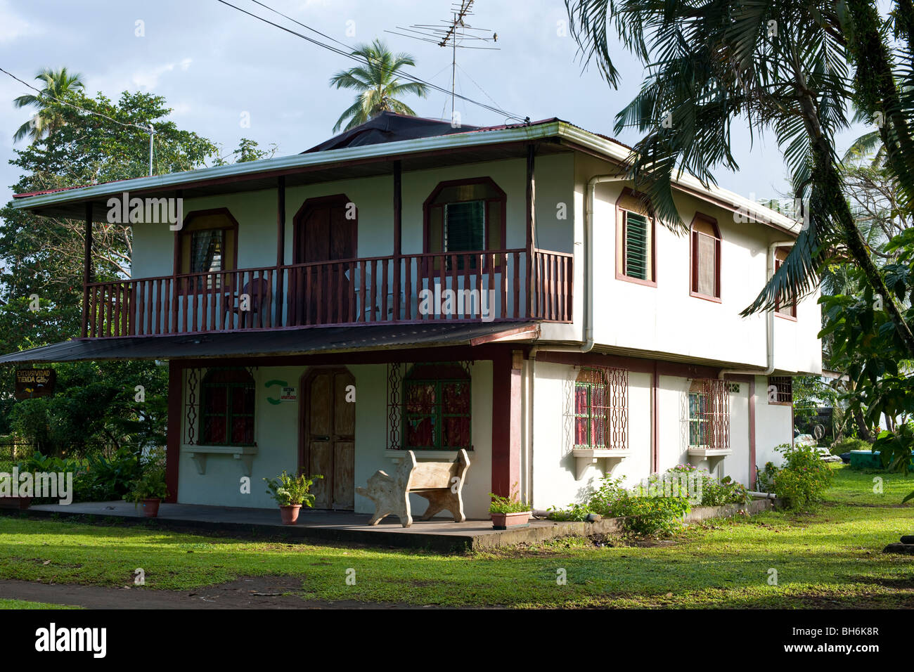 Kolonialstil-Villa in der Nähe von Puerto Viejo in Costa Rica Stockfoto
