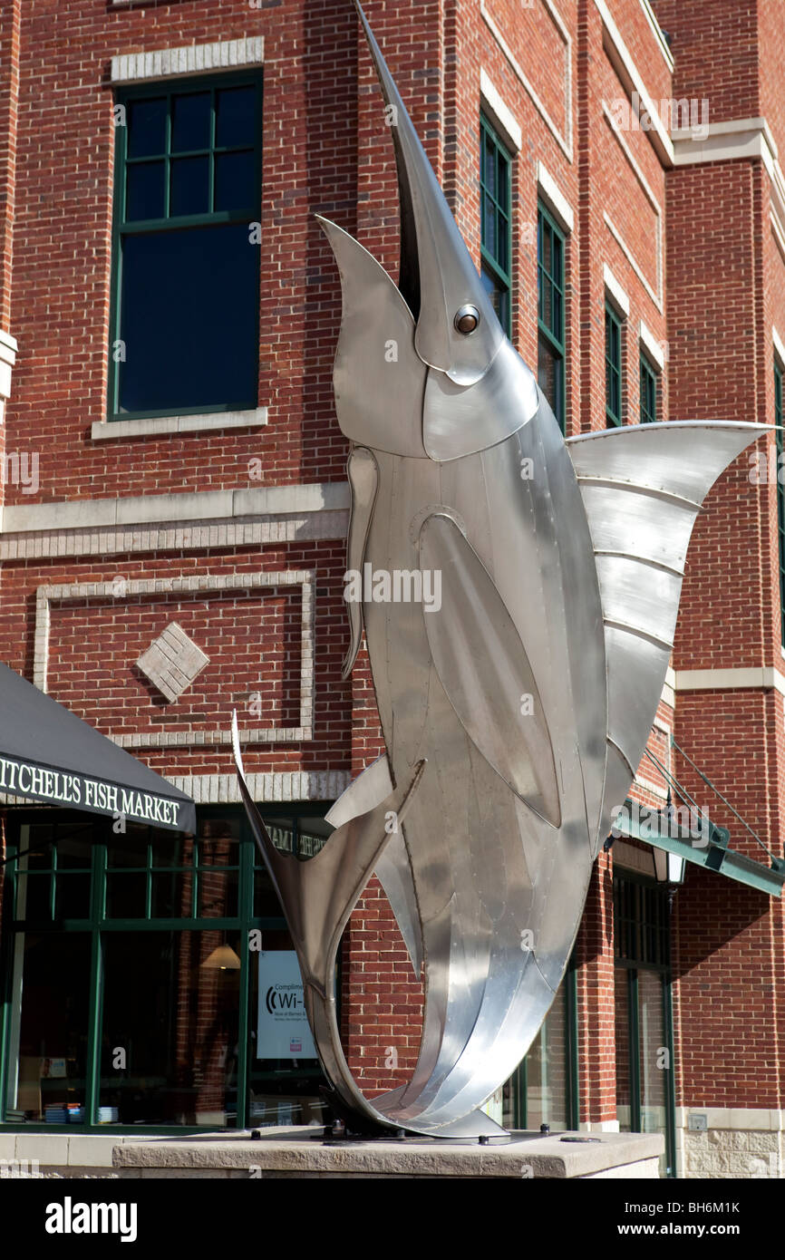 Riesigen Schwertfisch als Fischmarkt und fine-dining Restaurant aus Aluminium gefertigt. Newport Südufer, Kentucky, USA Stockfoto