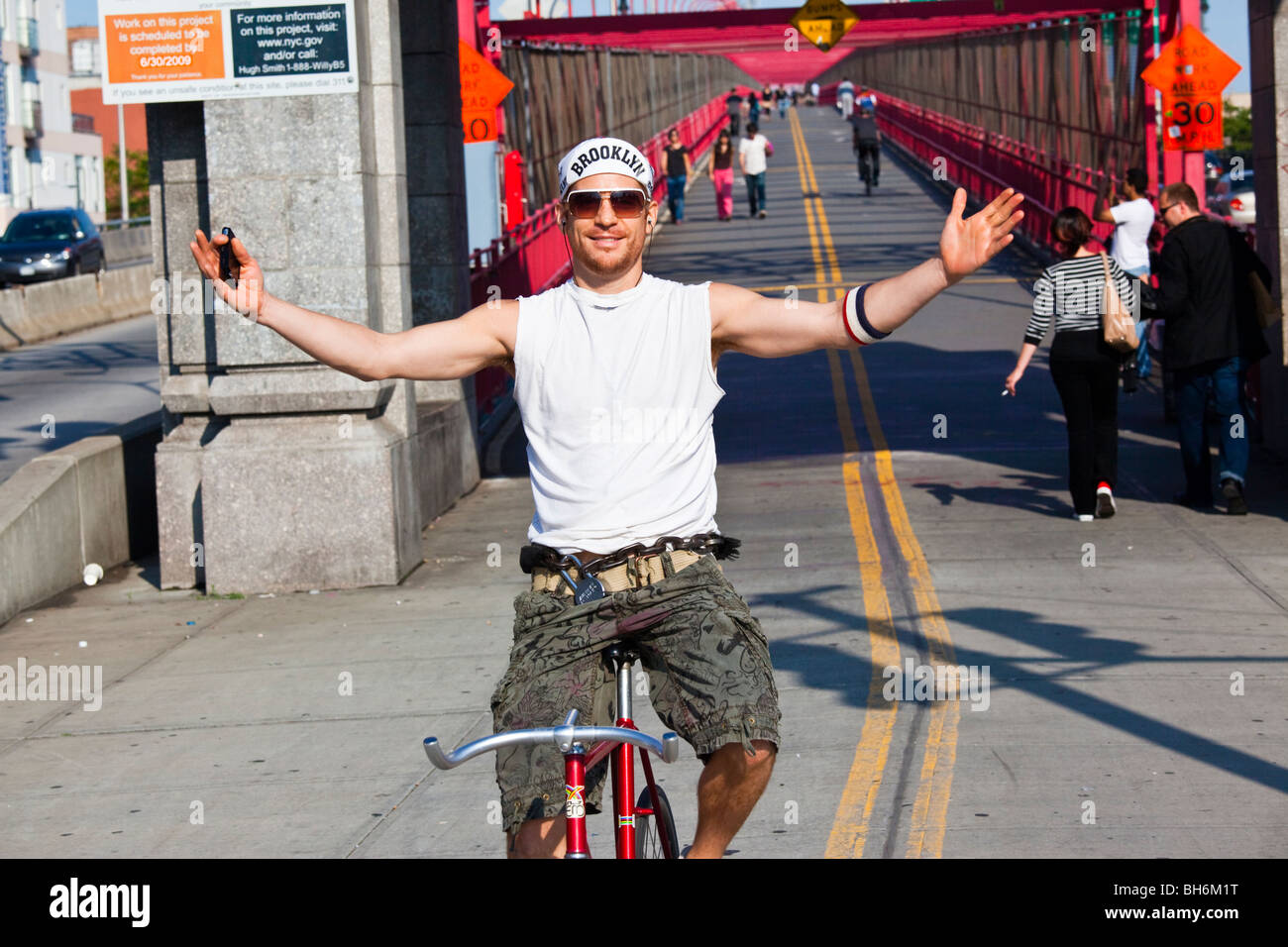 Fahrrad fahren über die Williamsburg Bridge, New York City Stockfoto