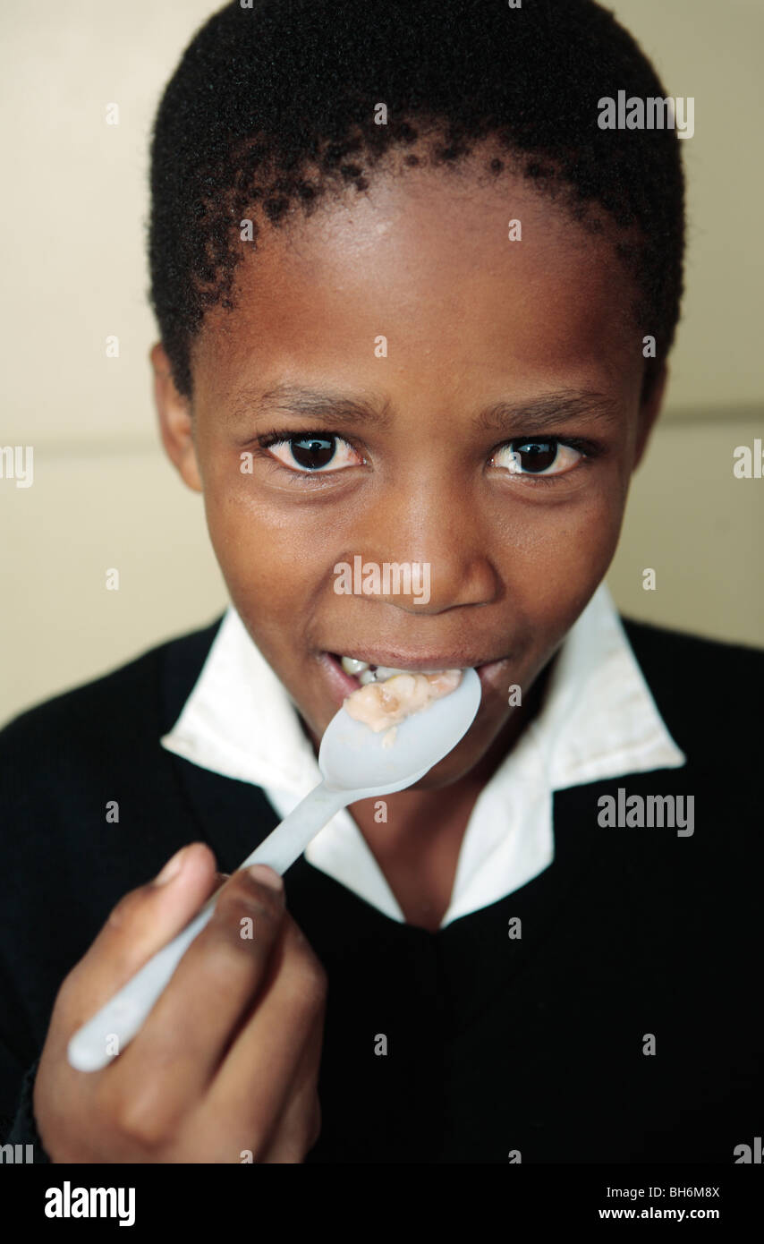Afrikanische Kind essen Stockfoto