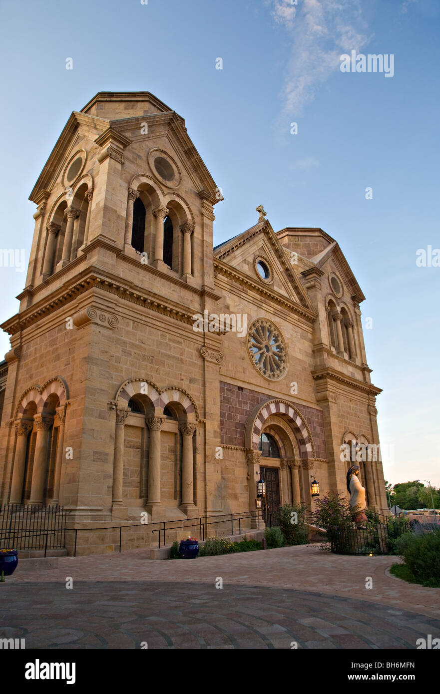 Außenansicht des Dom Basilika des Heiligen Franziskus von Assisi in Santa Fe, New Mexico Stockfoto