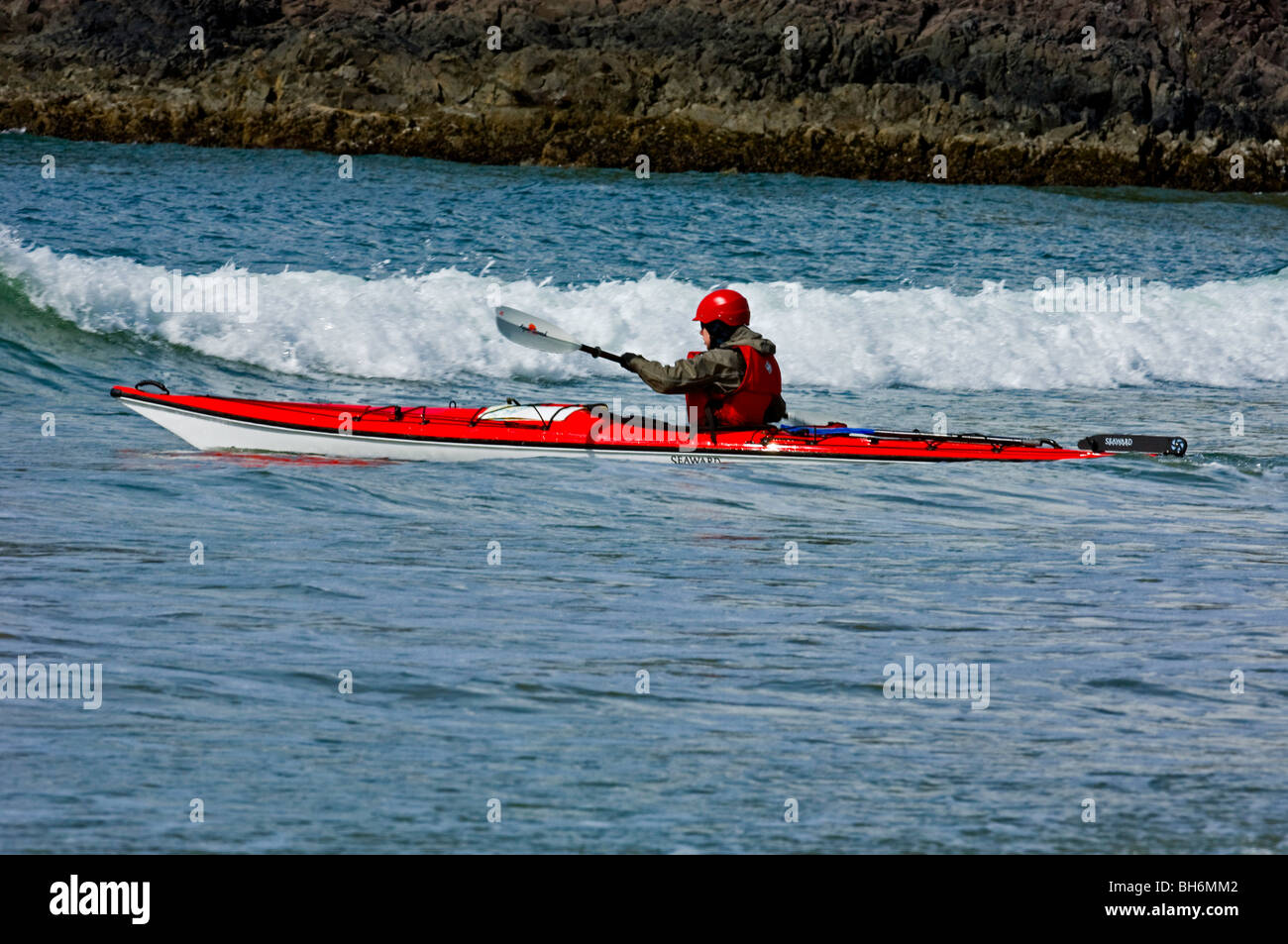 Meer Kajakfahrer verhandeln Licht Surfen am MacKenzie Beach im Pacific Rim, Tofino, BC Stockfoto