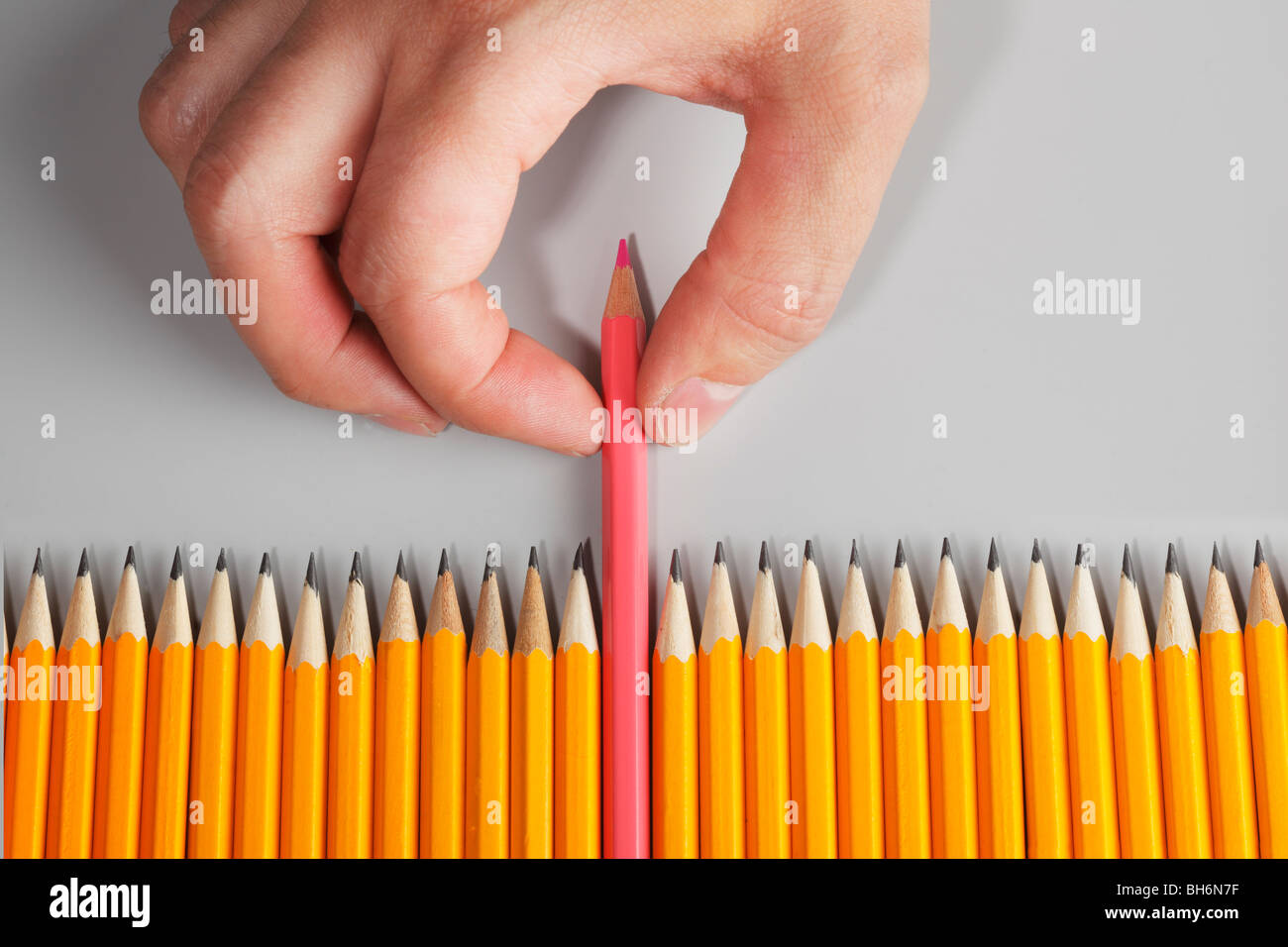 Hand, die Wahl eines rosa Bleistifts Stockfoto
