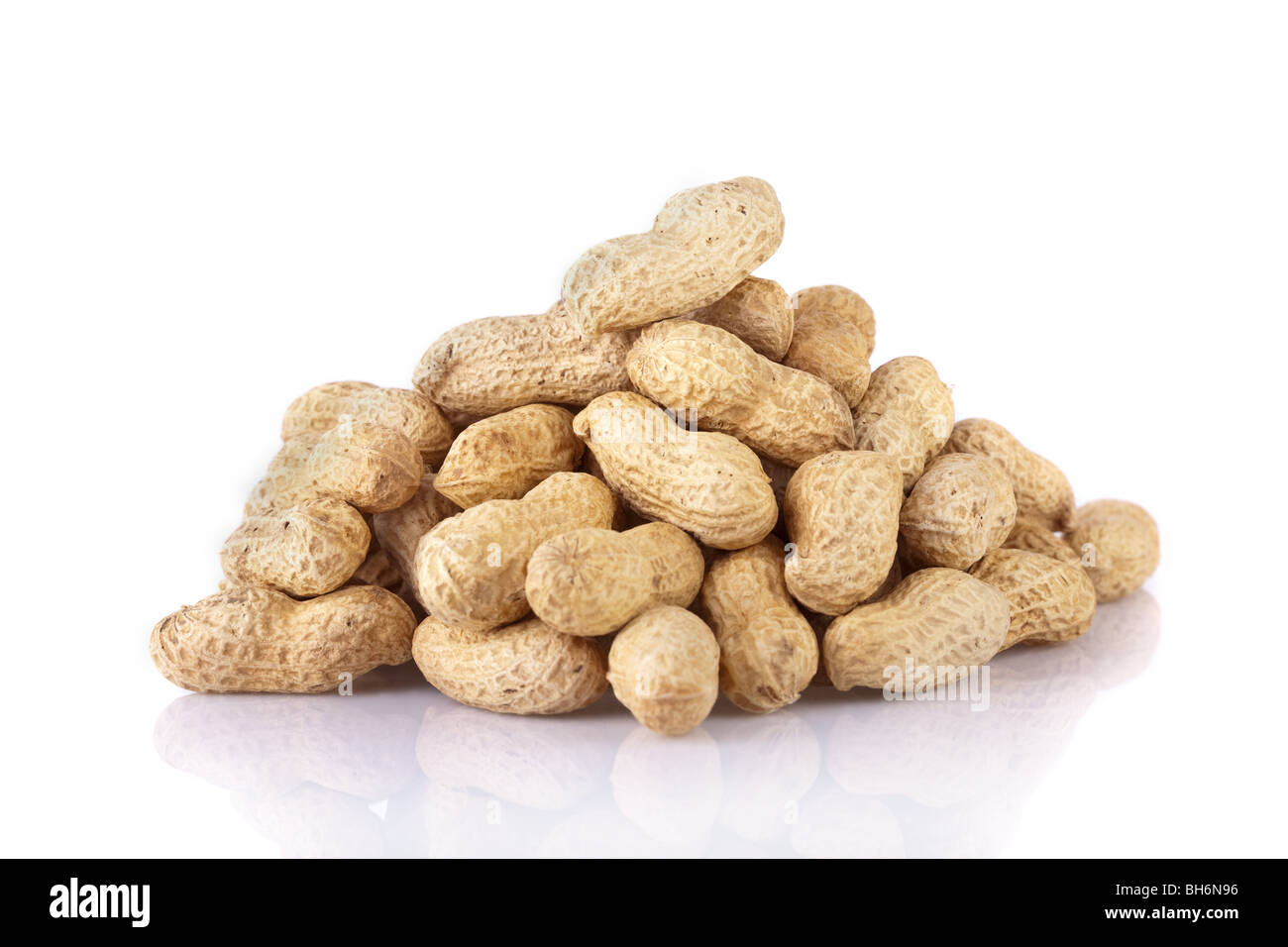 Erdnüsse Haufen isoliert auf weißem Hintergrund Stockfoto