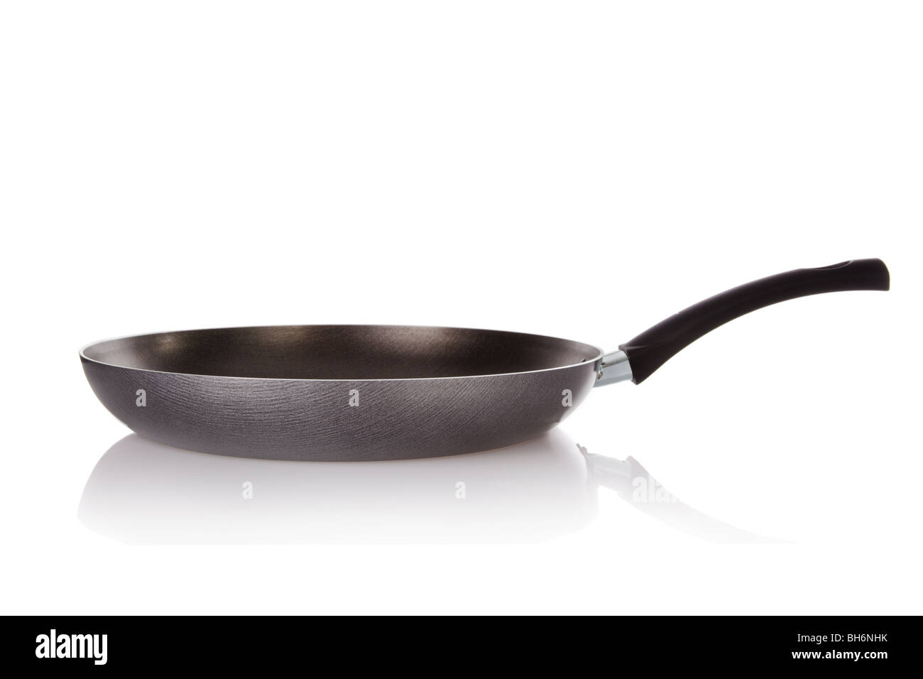 Teflon-Pfanne isoliert auf weißem Hintergrund Stockfoto
